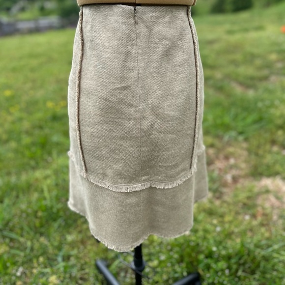 Oscar de le Renta skirt. Saks Fifth Avenue. Soft burlap. Frayed hem. Size 10 - Picture 7 of 9